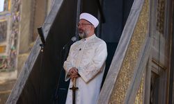 Ali Erbaş, minbere elinde kılıçla çıktı: Ey İslam âlemi!..