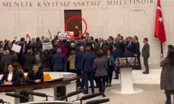 Bekir Bozdağ'a Anayasa kitapçığı fırlatıldı