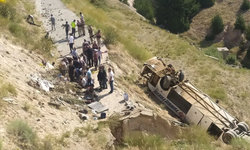 Kars'ta yolcu otobüsü viyadükten düştü! Çok sayıda ölü ve yaralı var