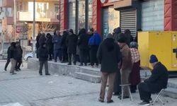 Vatandaşlar soğukta saatlerce et kuyruğu bekledi! "Biz Emeklilerin Bir Tek Tabut ve Mezarı Eksik"