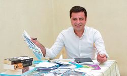 PKK'nın silah bırakma açıklaması sonrası Selahattin Demirtaş'tan ilk mesaj: Bu tarihî adımı büyük bir coşkuyla karşılıyoruz