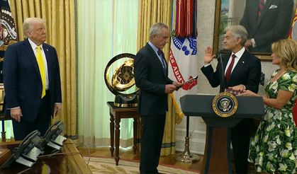 ABD Başkanı Trump tarafından görevlendirilen Mehmet Öz, İncil'e el bastı!