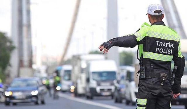 Sol şeritte trafik akışına engel olan sürücülere ağır ceza geliyor