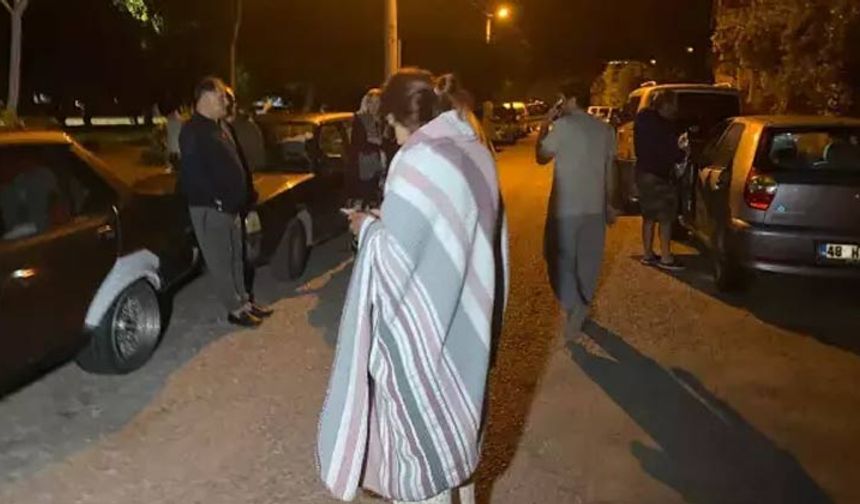 Muğla'da büyük deprem halk sokağa döküldü! Acı haberi Bakan Ali Yerlikaya verdi